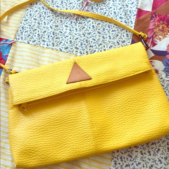 Handbags - ⚡️SALE⚡️ 🍂Boutique yellow leather crossbody purse